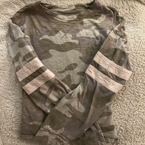 Hollister Women’s Cropped Knit Shirt Camo Green Pink Stripes Size Medium